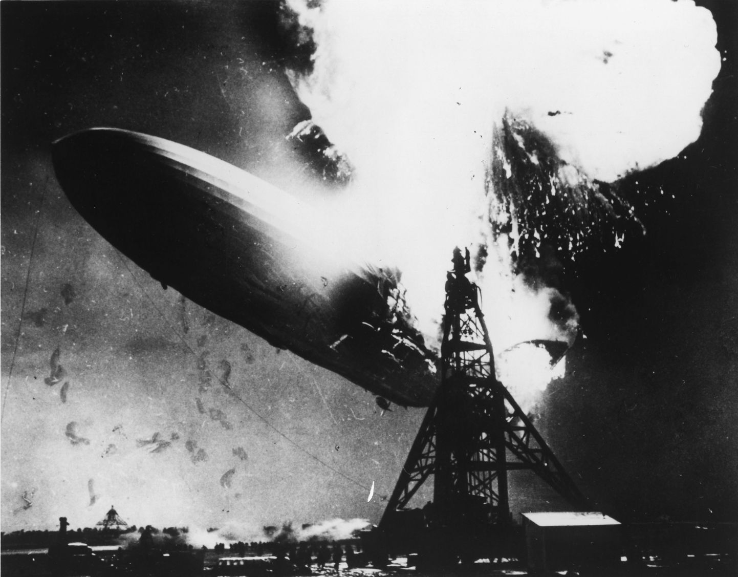 Tsepeliin LZ 129 Hindenburg süttis ja kukkus alla Ameerika Ühendriikides Lakehurstis.