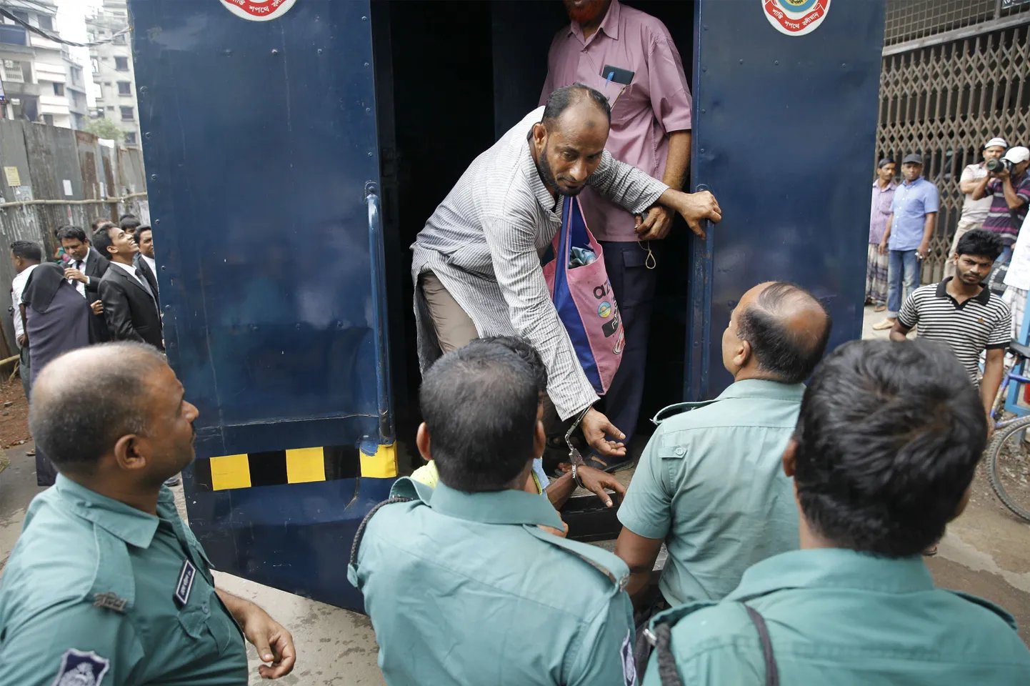 Полиция Бангладеш сообщила об аресте двух тысяч подозреваемых в ходе кампании по борьбе с исламским экстремизмом.