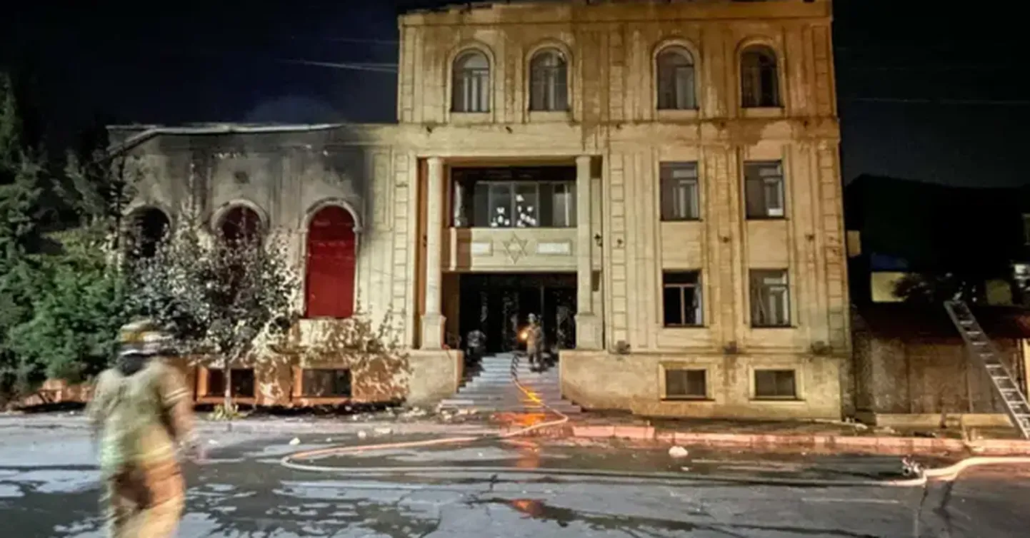 Сотрудники МЧС России около поврежденной пожаром синагоги в Дербенте