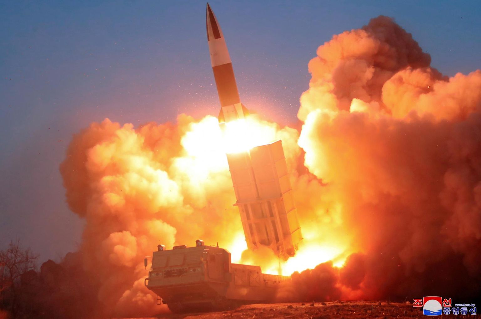 Eeldatav raketi väljatulistamine. Pildi on avaldanud Põhja-Korea uudisteagentuur KCNA 22.03.2020.