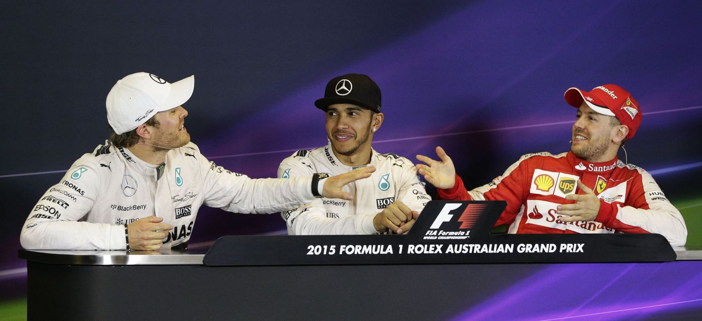 Nico Rosberg (vasakul) ja Sebastian Vettel (paremal) Austraalia GP järgsel pressikonverentsil. Keskel võitja Lewis Hamilton.
