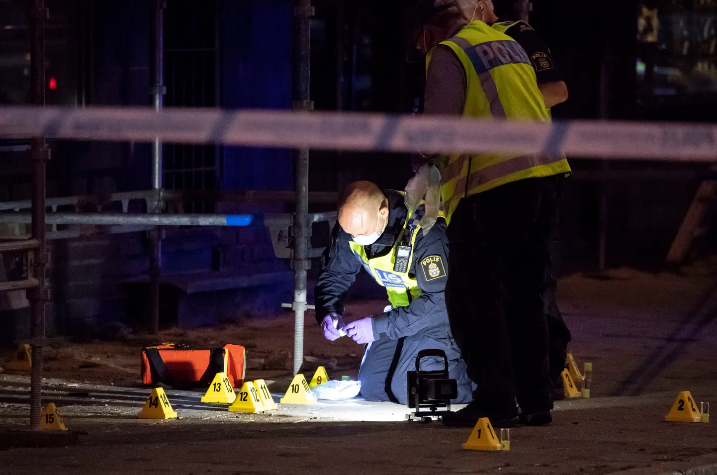 Uurijad toimetamas kuriteopaigal Malmös, kus tänavu juuni keskel toimus internetikohviku juures tulistamine.