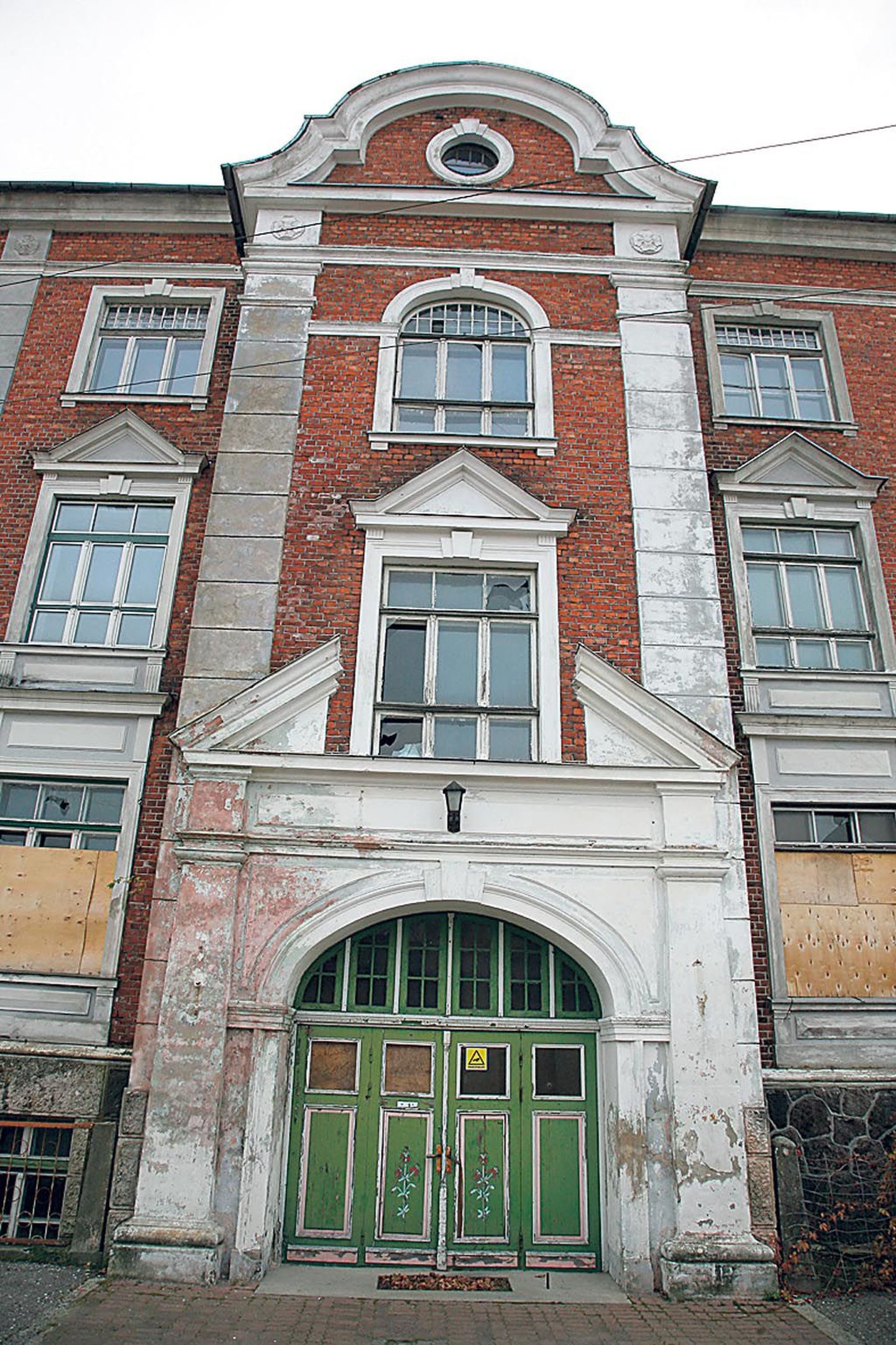 Peale algupärase fassaadidekoori on säilinud vana haigla originaalne ukski.