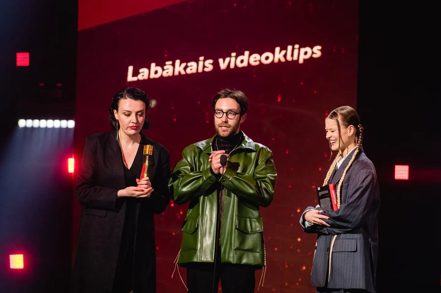Latvijas Mūzikas ierakstu gada balvas "Zelta Mikrofons" pasniegšanas ceremonija 2024. gada 8. martā konferenču centrā "ATTA Centre". Balvu kategorijā "Labākais videoklips" saņem režisores Elīzas Jordanes veidotais mūzikas video Fiņķa un Patrishas dziesmai "Raķešu zinātne".