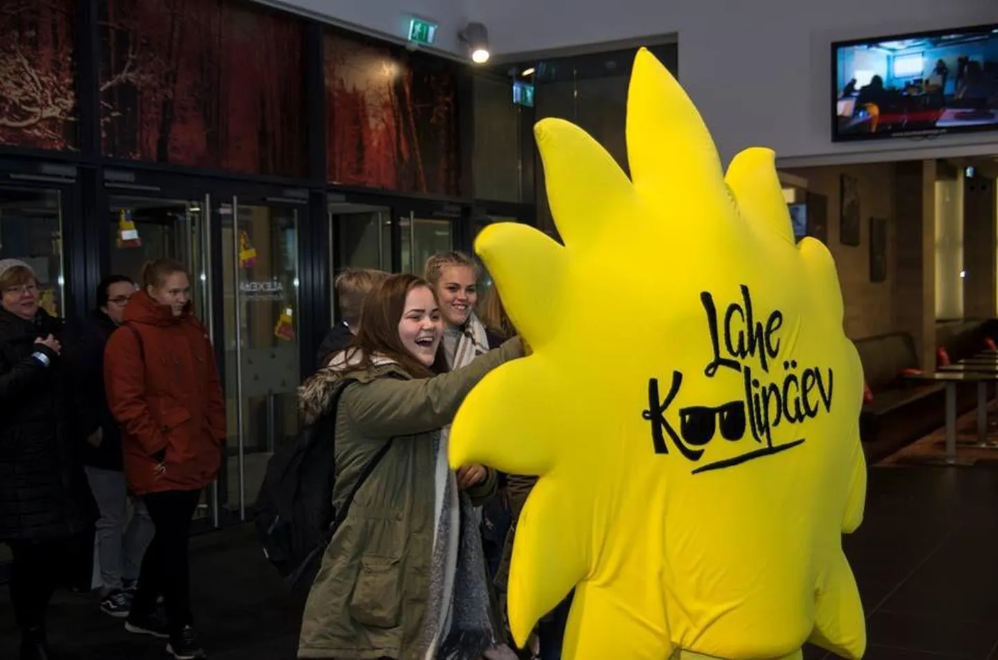 Konkursi finaliste tänatakse Laheda Koolipäeva noortekonverentsi galal.