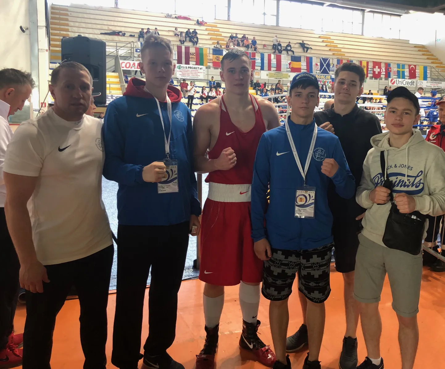 Noored poksijad Stiven Aasile (keskel punases) kaasa elamas koos Artur Sinilillega (vasakul).