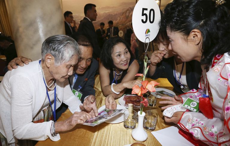 Lõuna-Koreas elav 92-aastane Lee Keum-seom (vasakul) kohtumas oma 71-aastase poja Ri Sang-choliga, kes elab Põhja-Koreas