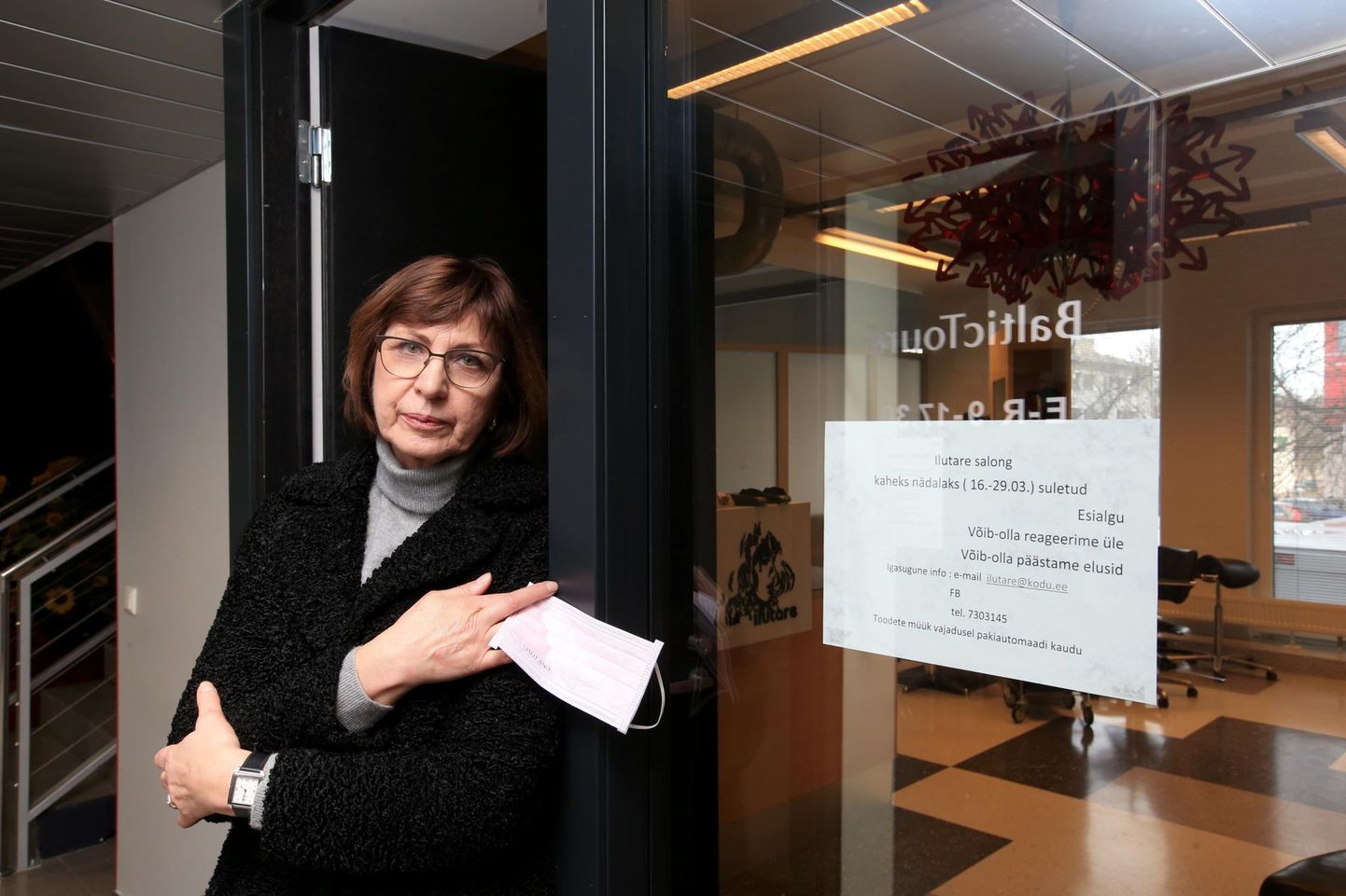 Владелица тартуского салона Ilutare Карин Керт вывесила объявление, что салон в ближайшую неделю будет закрыт.