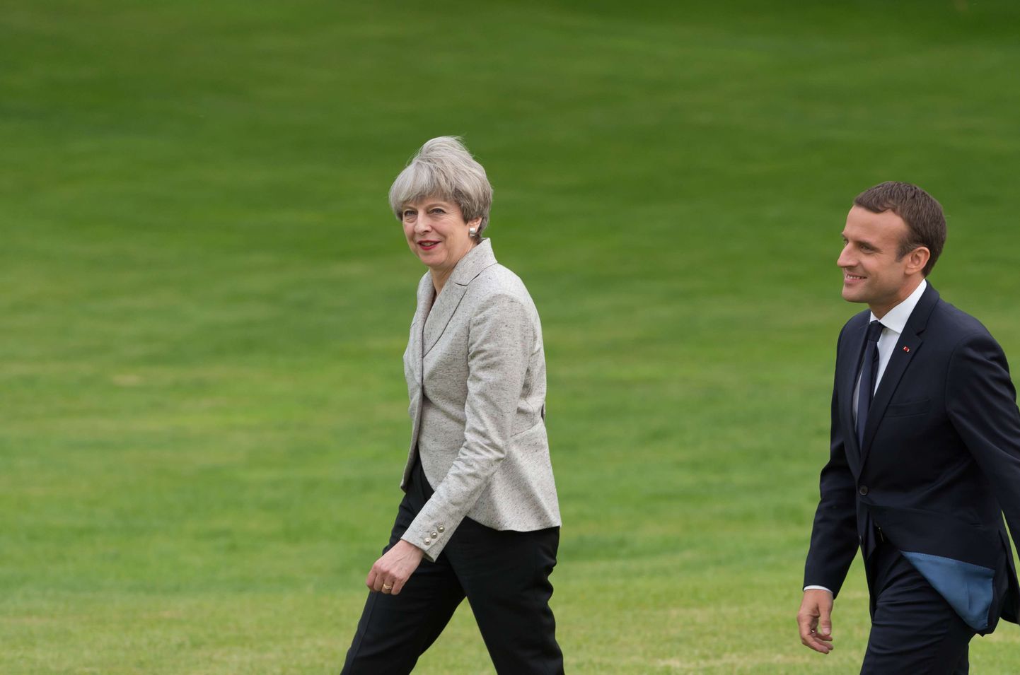 Theresa May ja Emmanuel Macron ühisele pressikonverentsile minemas.