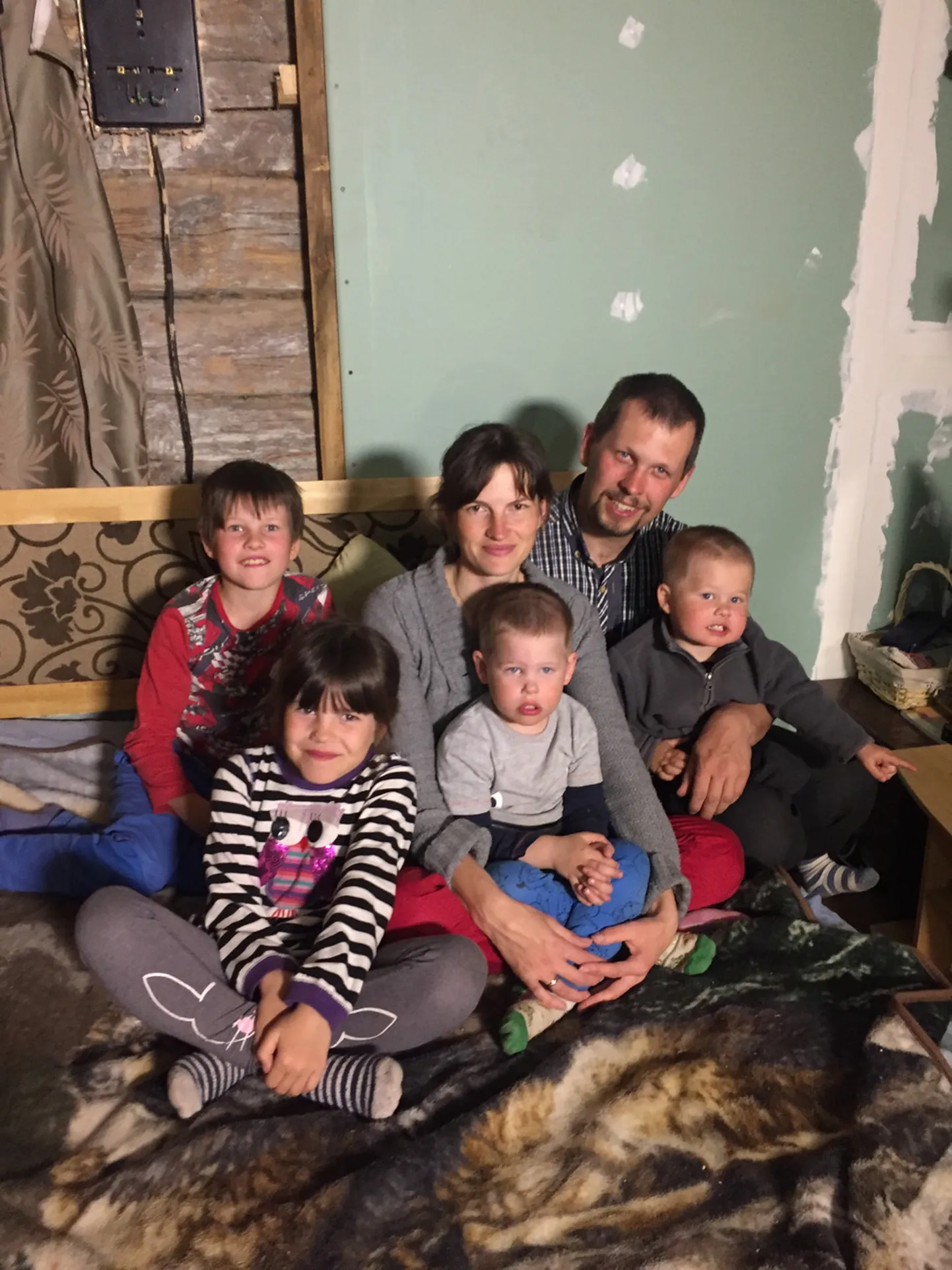 Madis ja Egle koos nelja lapsega on vahva ja noor pere, keda näeb «Kodutunde» uue hooaja avaosas.