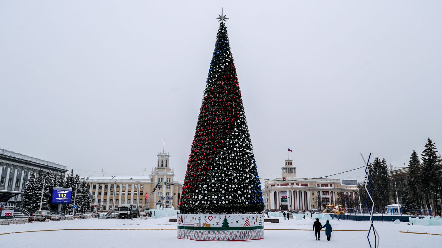 Venemaal Kemerovos pühade puhuks püstitatud 250 000 eurot maksev tehispuu.