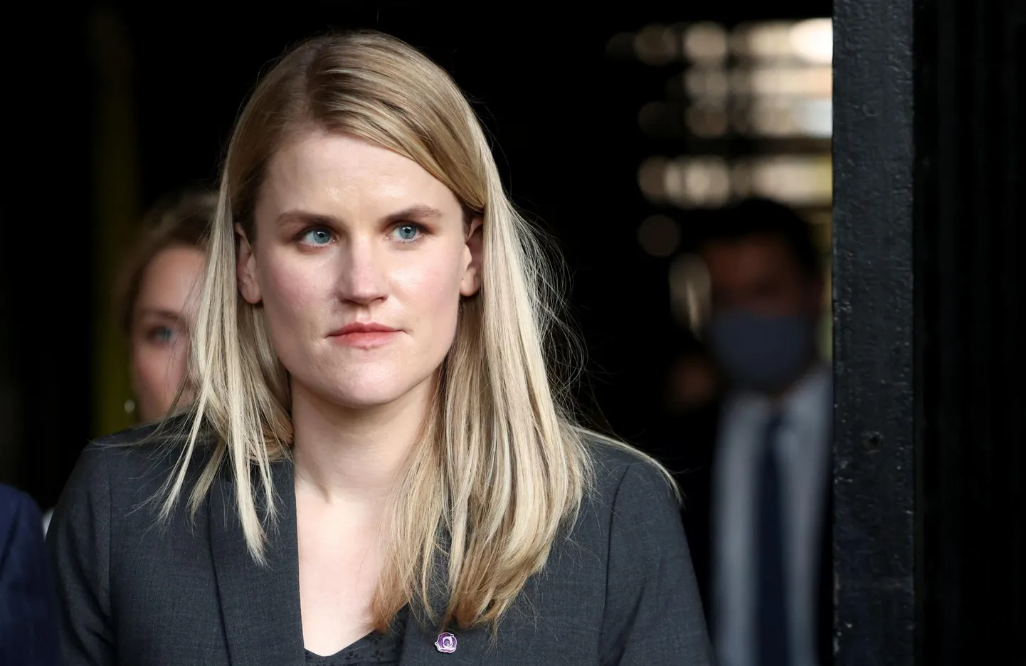 Facebooki endine töötaja Frances Haugen tõi avalikkuse ette kümneid tuhandeid ettevõttesiseseid dokumente, mis põhjustas sotsiaalmeediaettevõtte ajaloo suurima skandaali.