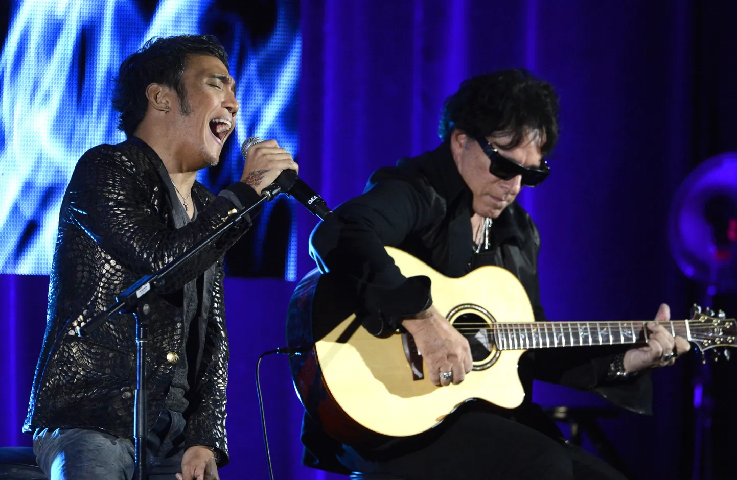 Journey kitarrist Neal Schon (paremal) ning laulja Armel Pineda (vasakul), kes võeti Journey lauljaks 2007. aastal.