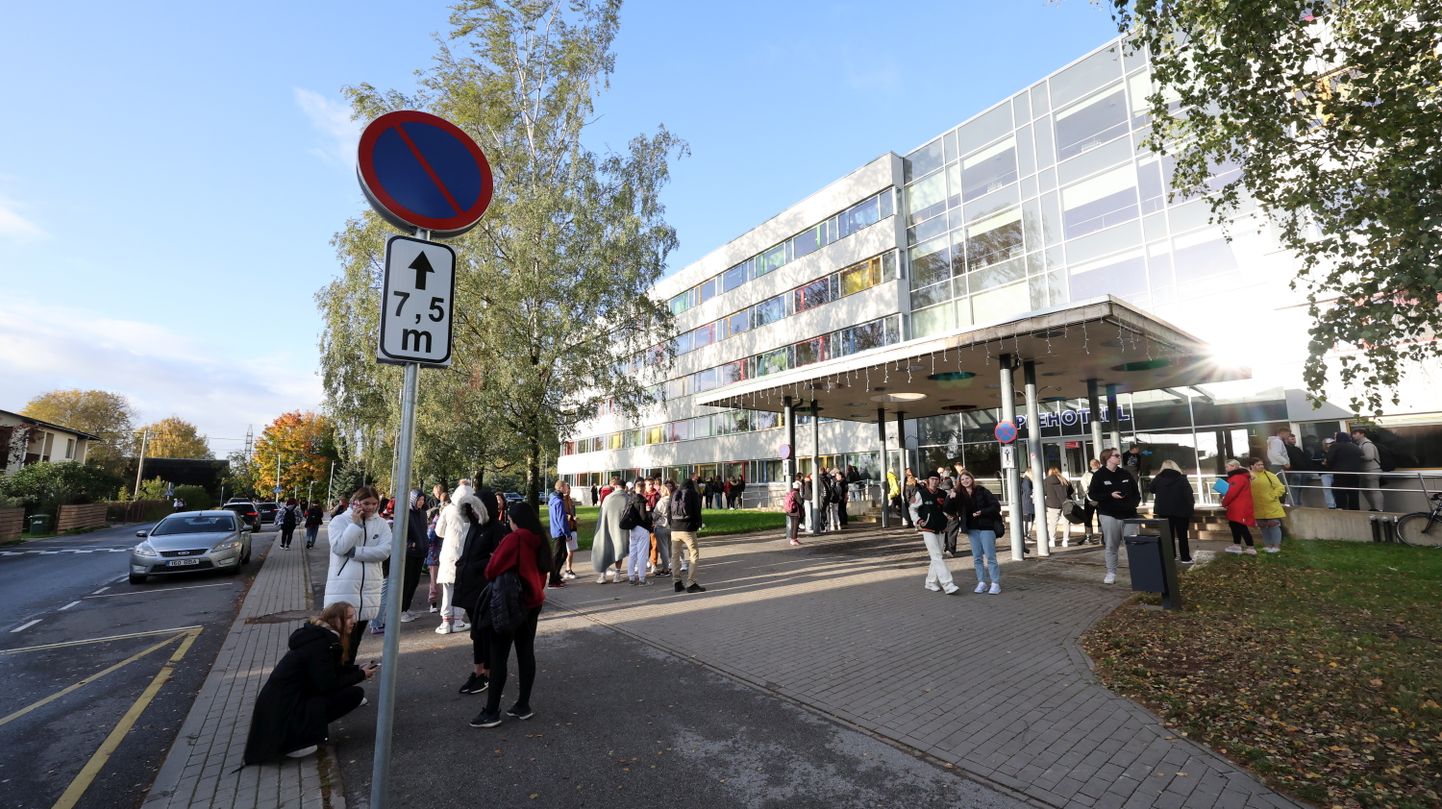 Wave of bomb threats clogs Estonia's emergency call lines in the morning, School in Tartu.