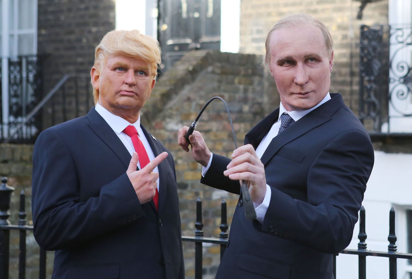 Donald Trumpi ja Vladimir Putini kostüümides inimesed.