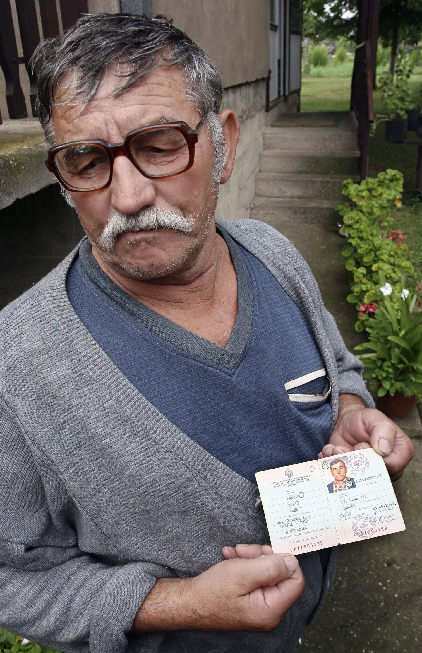 Dragan Dabic oma passi näitamas