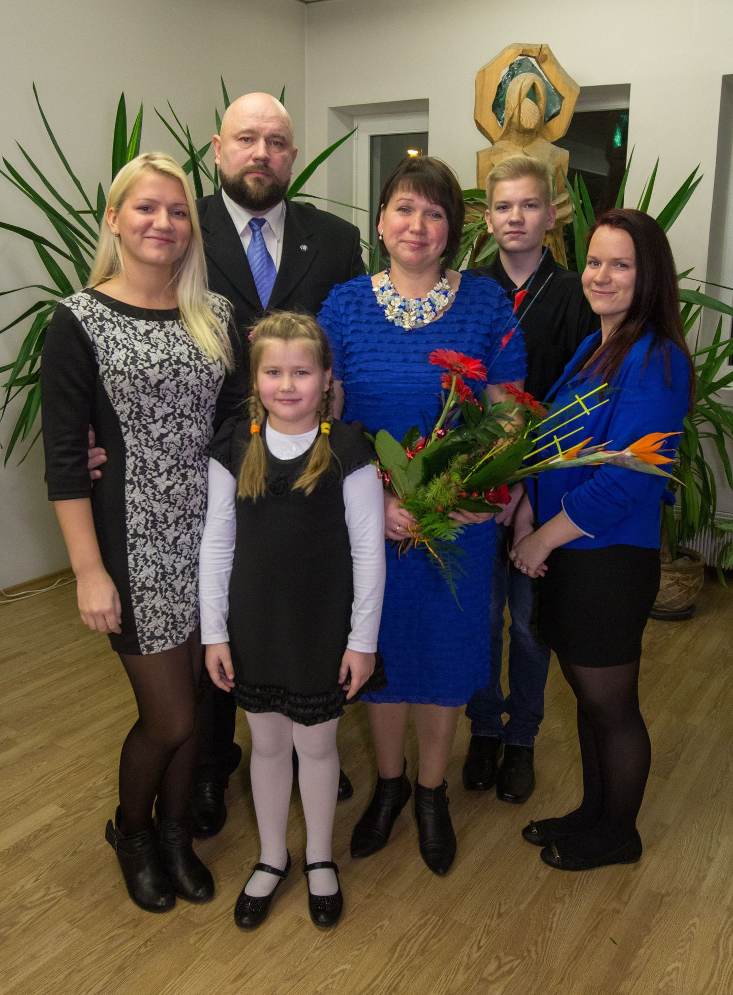 Õnnelik ja kokkuhoidev Zemskovide pere. Tagareas on pereisa Aleksander Zemskov ja poeg Sander, esireas tütar Triin (vasakult), pesamuna Sandra, pereema Marika ja vanem tütar Kadi.