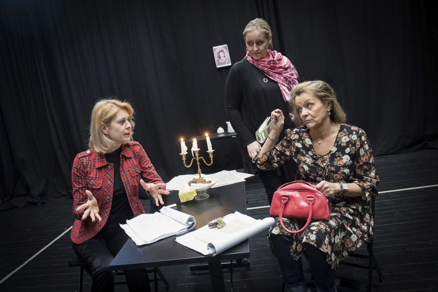 Kahe Lydia (Ülle Lichtfeldt ja Anne Veesaar) tõsinaljakat keskustelu jälgib lavastaja Eili Neuhaus (keskel).