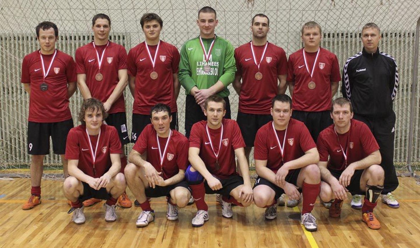 FC Tarvastu meeskond pälvis teist aastat järjest Viljandimaa saalijalgpalli meistri nimetuse.