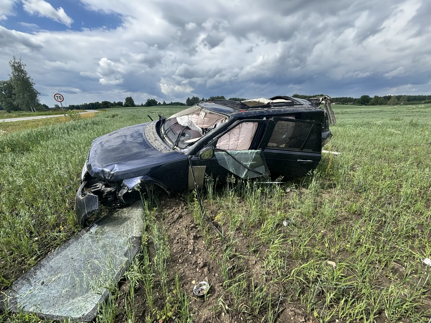 Laupäeva ennelõunat kaotas alkoholijoobe tunnustega juht Võru vallas Land Roveri üle juhitavuse ja rullus mitu korda üle katuse.