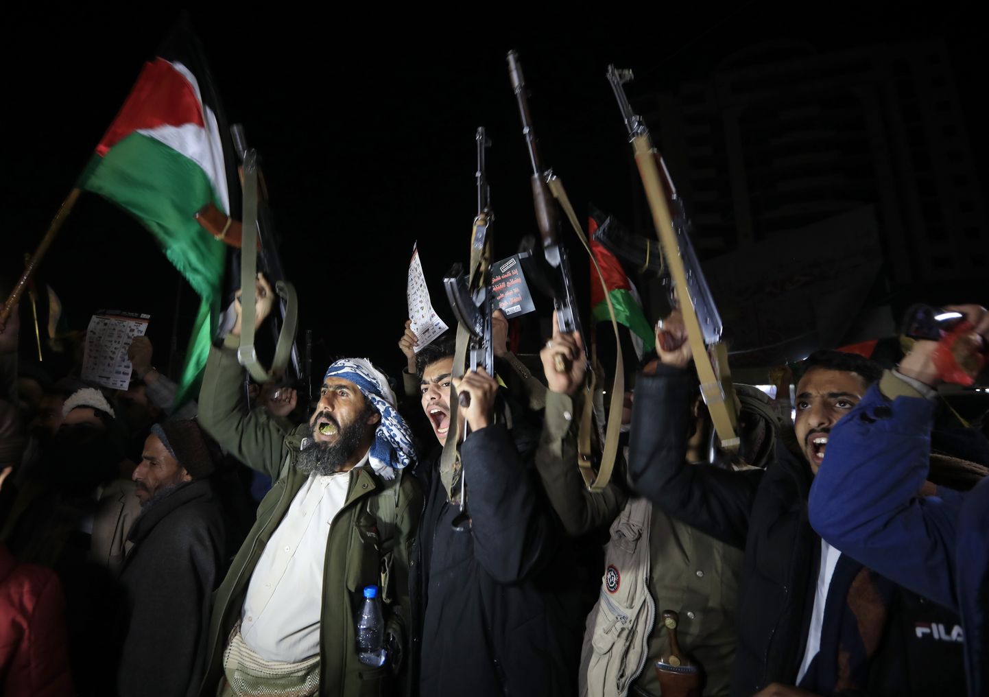 Huthi-mässulistele lojaalsed relvastatud jeemenlased.