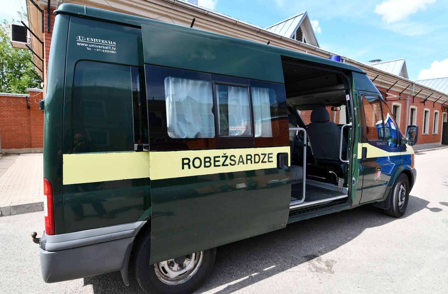 Robežsardzes busiņš Aizturēto ārzemnieku izmitināšanas centrā "Daugavpils".