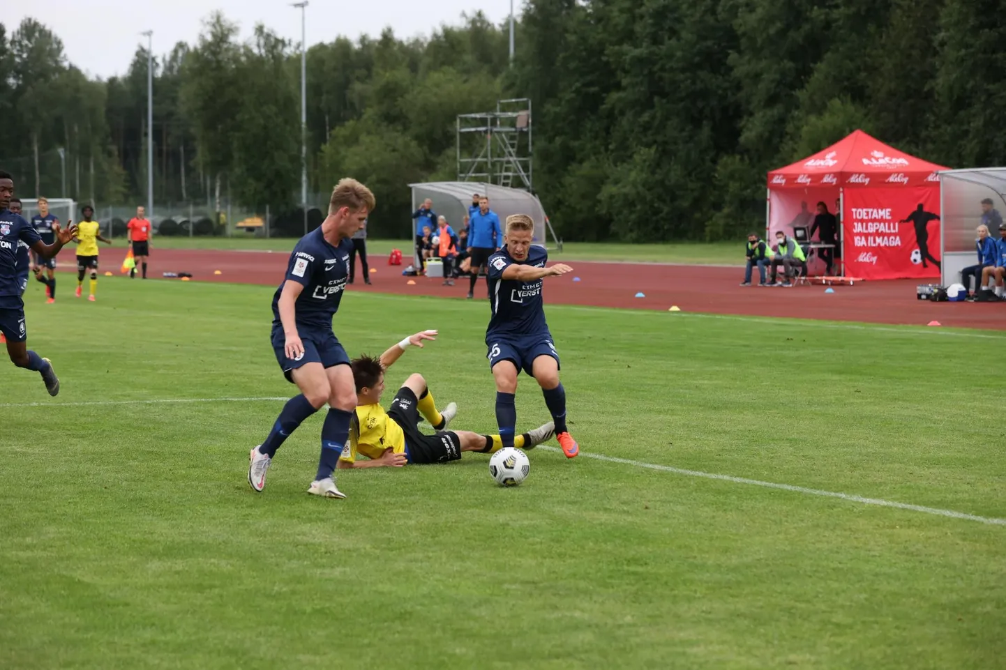 Paide linnameeskond (sinises) läheb täna koduväljakul vastamisi liigatabeli liidri FC Levadiaga.