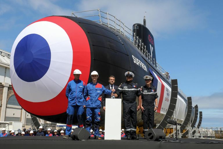 President Emmanuel Macron 2019. aasta juulis Prantsusmaa tuumaallveelaeva Suffren vettelaskmise tseremoonial. 99 meetrit pikk must terasest allveelaev sai nime 18. sajandi admirali järgi, kes võitis lahingus inglasi.