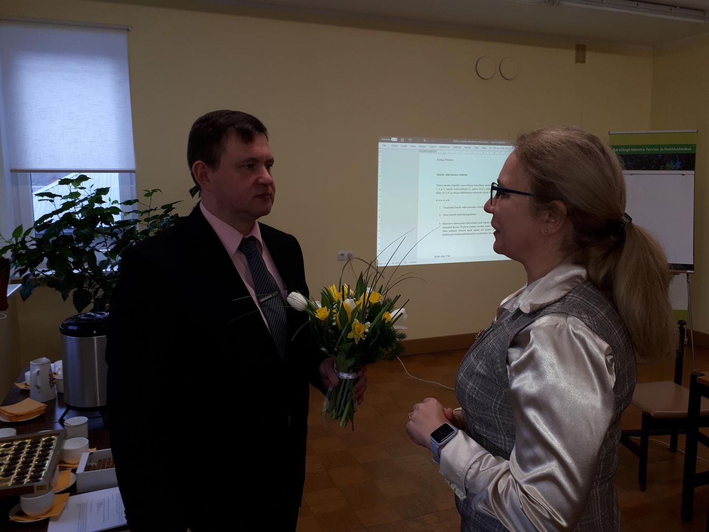 Vastset Saarde vallavanemat Eiko Tammistet õnnitleb volikogu esimees Kadri-Aija Viik.
