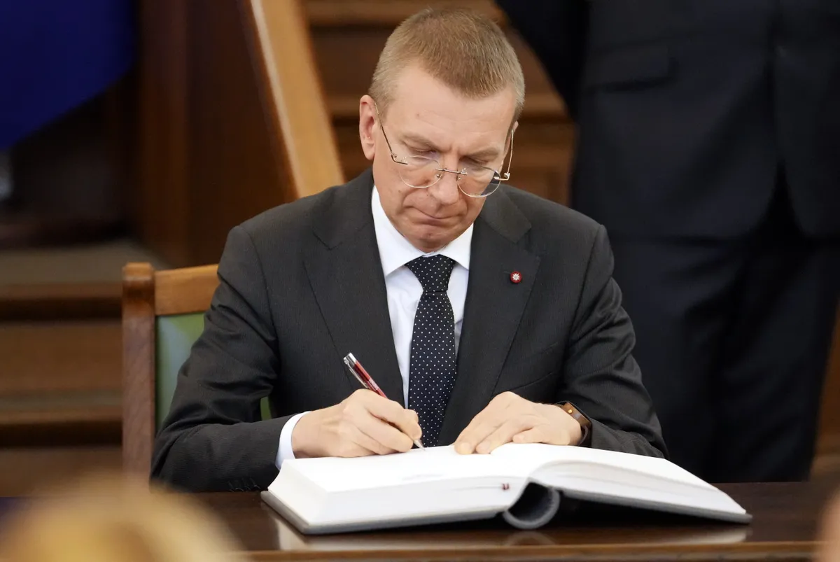 14. Saeimas deputāts Edgars Rinkēvičs zvērestu jeb svinīgo solījumu apliecina ar savu parakstu 14. Saeimas pirmās sēdes laikā.