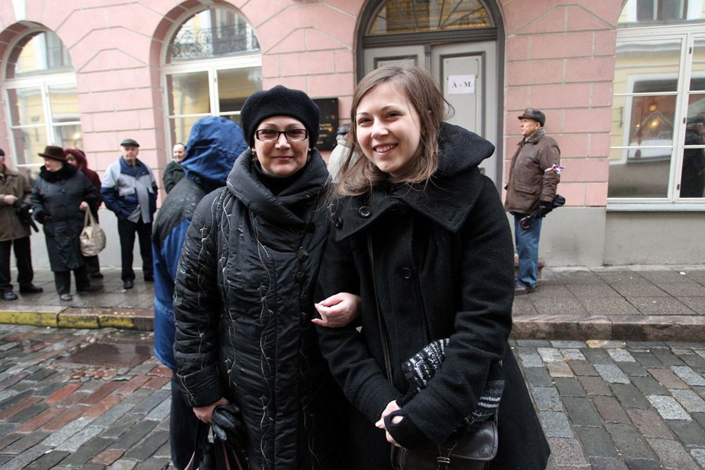 Peterburist pärit Irina (vasakul) ja Anastassia hääletasid Jabloko poolt, sest liberaalne erakond on nende sõnul tõstnud esile Venemaa kõige aktuaalsemad probleemid.