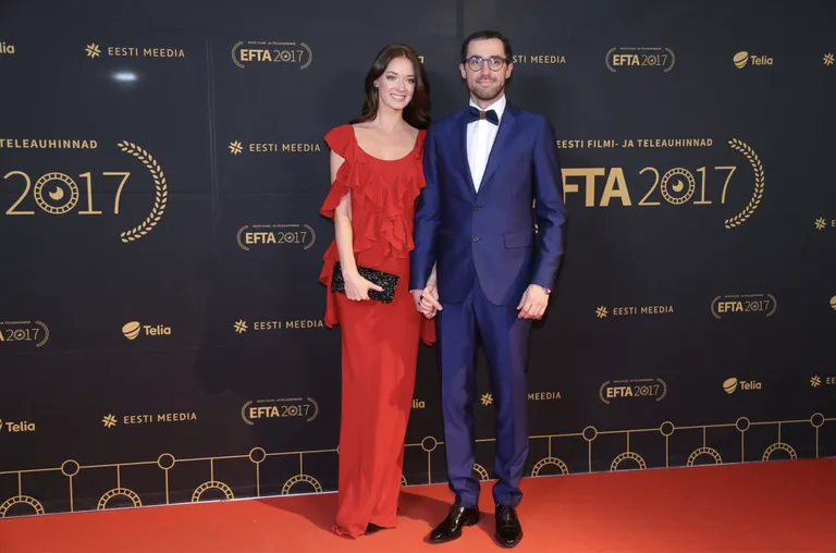 Эда-Инес Этти с отцом ребенка на красной дорожке EFTA в 2017 году