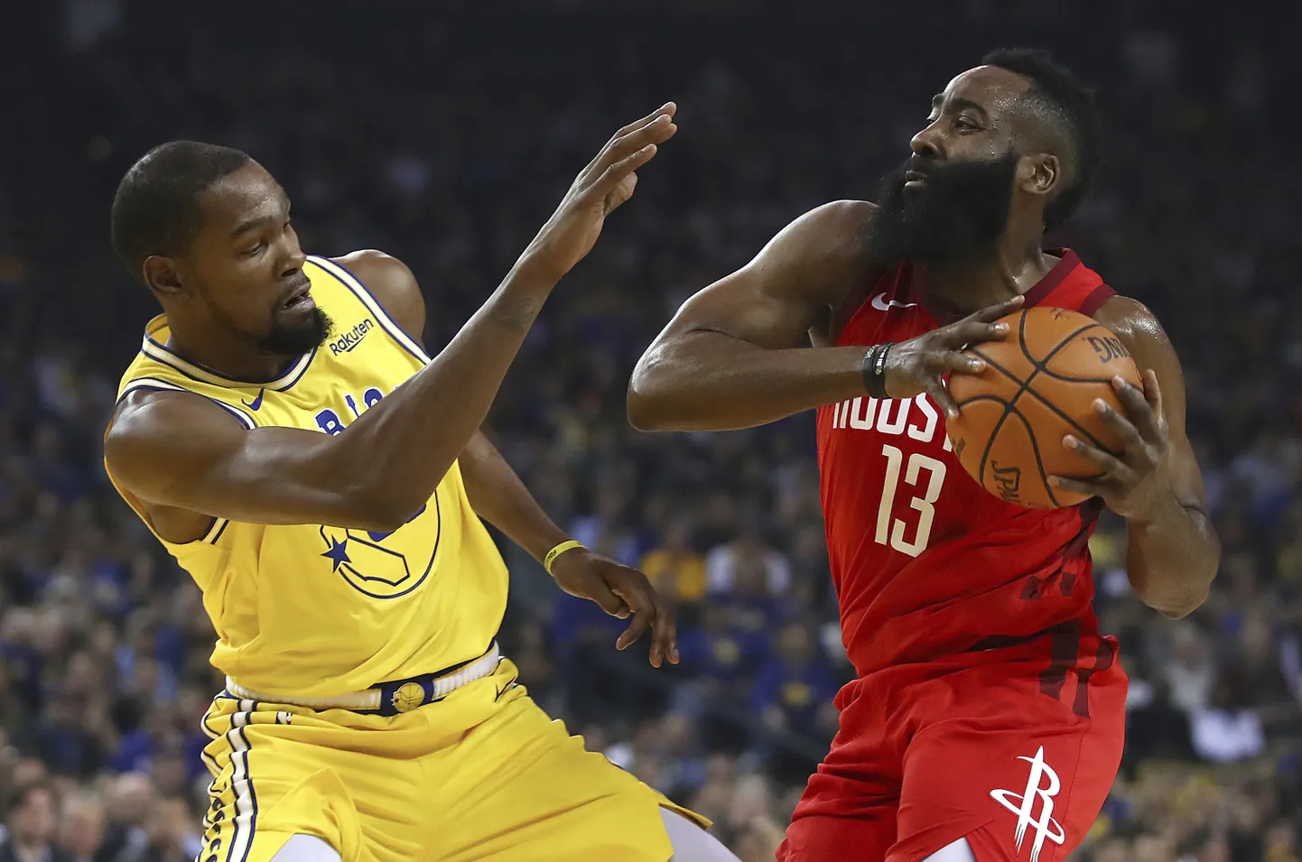Järgemööda supermänge tegevJames Harden (palliga) on ära ehmatanud isegi Golden State Warriorsi tähe Kevin Duranti.
