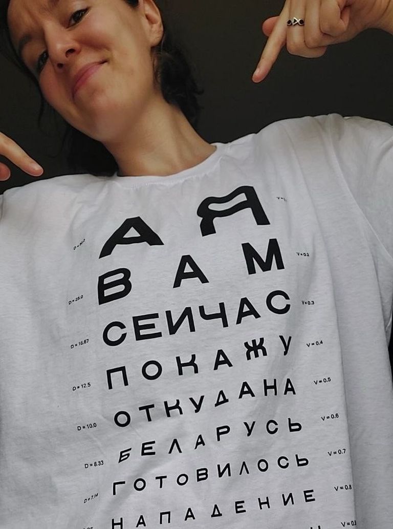 Создательница ШКЯ Ева Морозова в футболке с цитатой Александра Лукашенко, которая в 2022 году стала мемом.