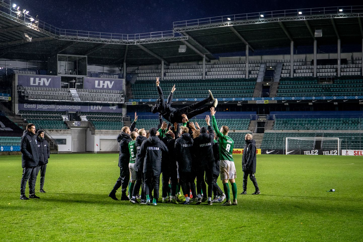FC Flora mängijad viskavad õhku meeskonna kullale tüürinud peatreeneri Jürgen Hennu.