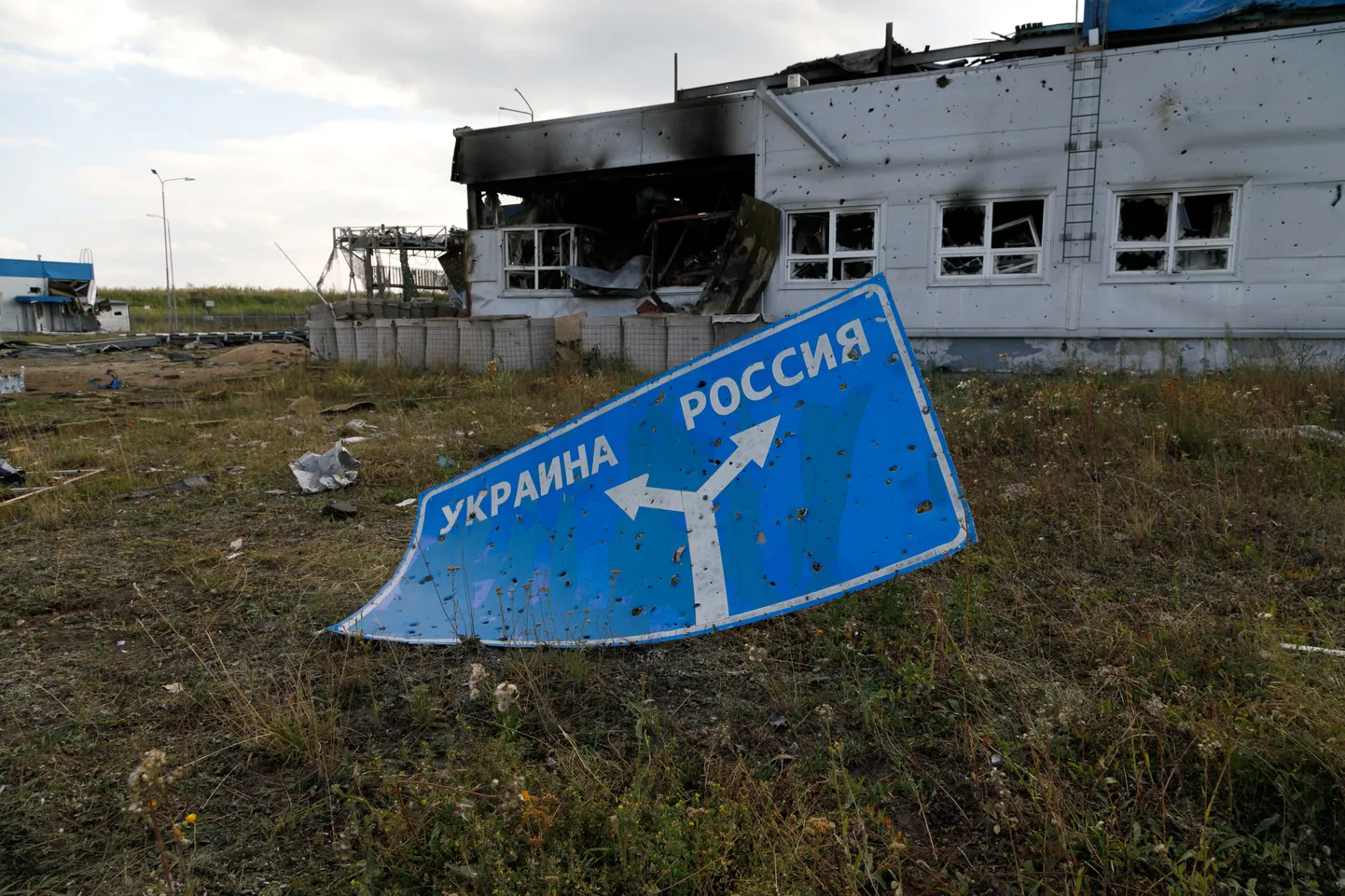 Иллюстративное фото. Дорожный знак лежит на земле около полуразрушенного контрольно-пропускного пункта «Суджа», Курская область, Россия, 2024 год.
