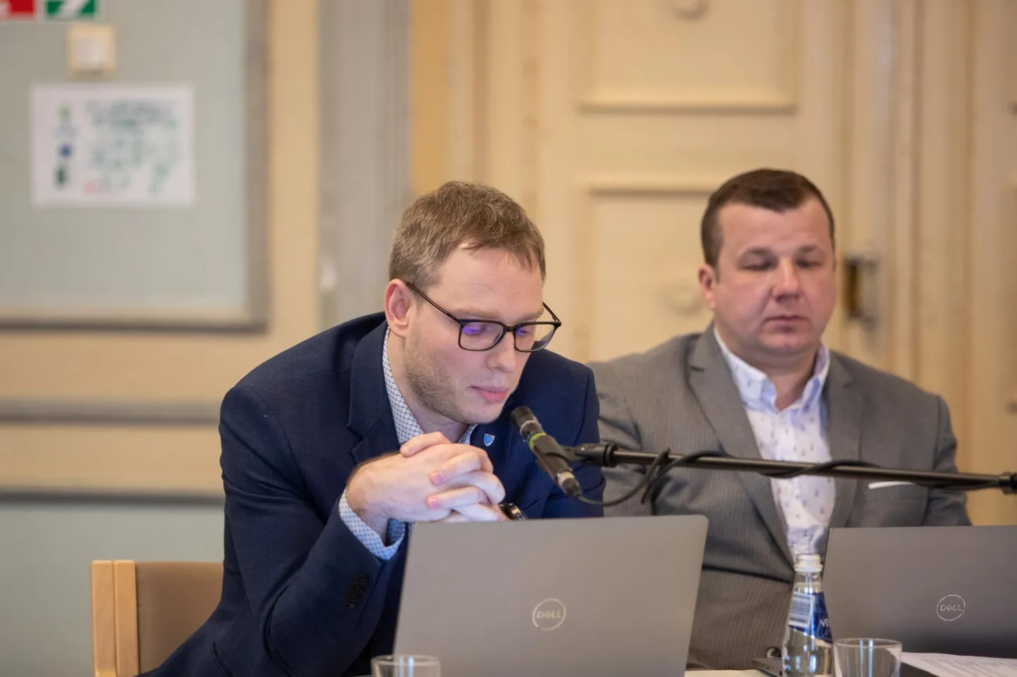 Neljapäeval on vallavolikogu istungi fookuses kaks senist vallajuhti, vallavanem Imre Jugomäe (pildil vasakul) ja abivallavanem Dmitri Orav. Mõlema vastu on esitatud umbusaldusavaldus. Kümme päeva tagasi olnud istungi põhjal võib ennustada Jugomäe umbusaldamist, mis avaks Oravale tee vallavanema kohale. Teadaolevalt Jugomäe ja Orava vahel isiklikku vimma pole ning Jugomäed umbusaldatakse teise mehe tegude eest.