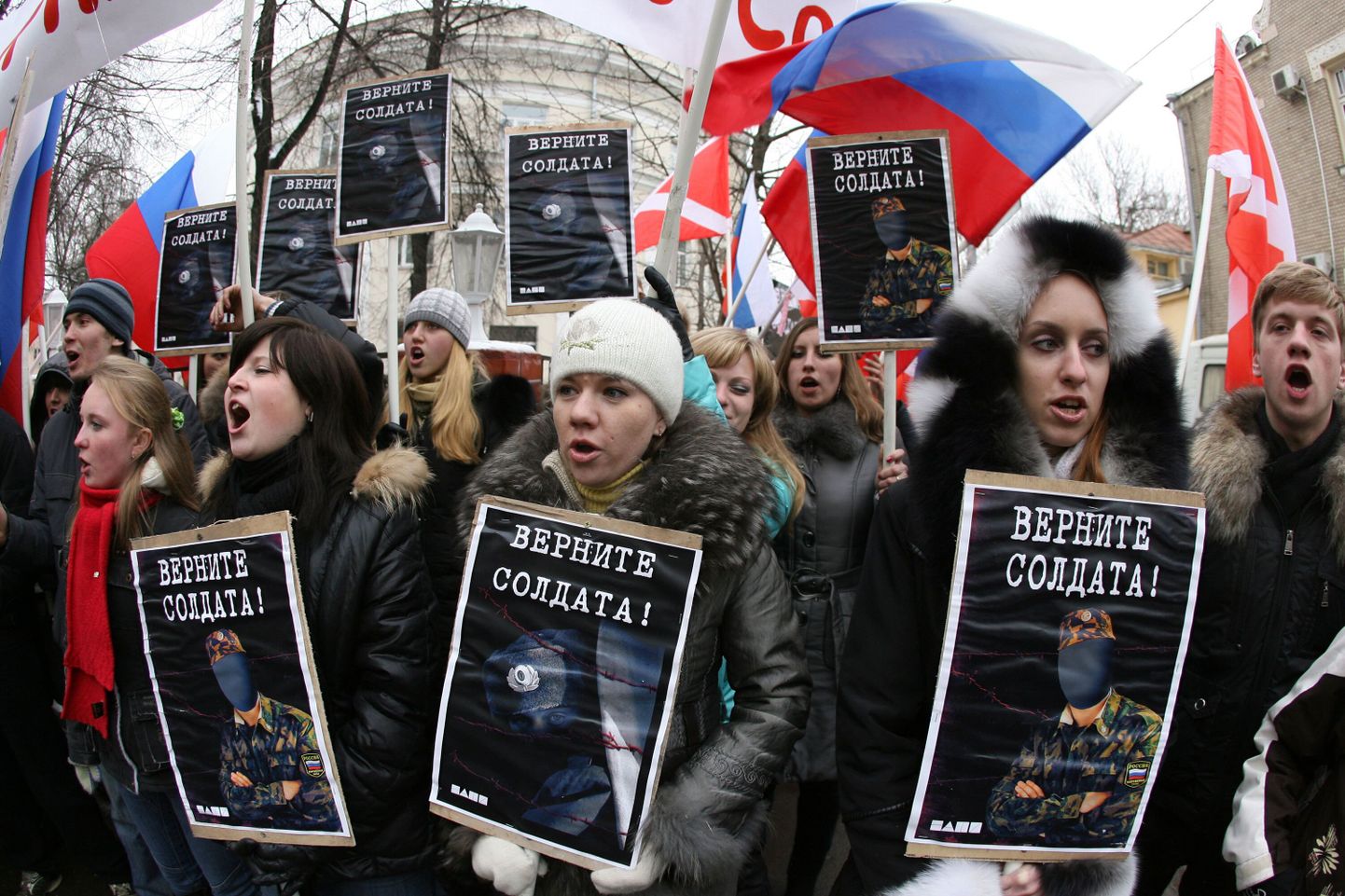 Kremli-meelse noorterühmituse Naši liikmed pikettimas.