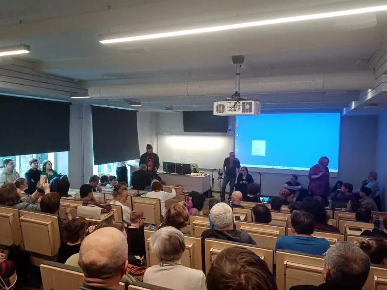 Аудитория на презентации Линор Горалик.