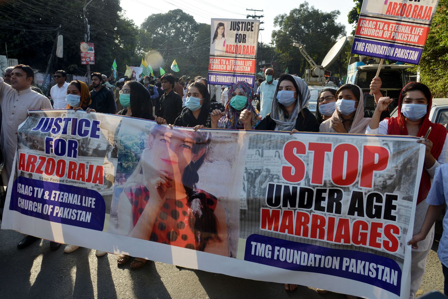 Pakistanis röövitakse aastas tuhat usuvähemuste hulka kuuluvat tüdrukut ja naist. Eelmise aasta oktoobris protesteerisid Pakistani kristlased 13-aastase Arzoo Raja kinnivõtmise vastu, kelle vangistaja vabastati kautsjoni vastu. Raja on vaid üks paljudest ohvritest.