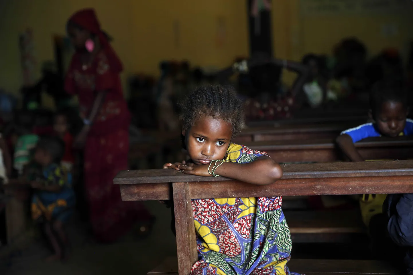 Kuigi Kesk-Aafrika moslemivõitlejad on ka kirikuid rünnanud, on ristiusu pühakojad viimasel ajal pidanud pakkuma varjupaika vägivaldsete kristlaste eest pagevatele islamiusulistele. Pildil istub moslemitüdruk Boali Püha Peetruse kirikus.