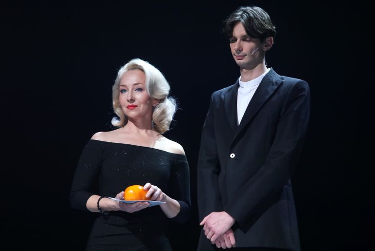 Aktrise Ieva Puķe un režisors Toms Treinis piedalās "Spēlmaņu nakts" balvu pasniegšanas ceremonijā Dailes teātrī 2021. gadā.