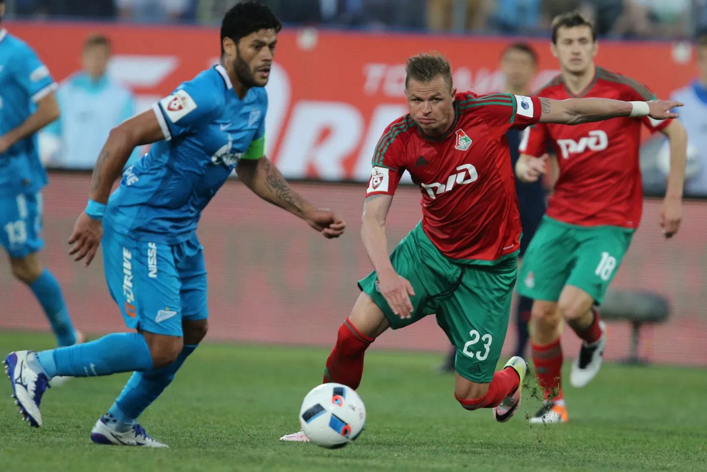 Халк (слева) и Дмитрий Тарасов в матче  между "Зенитом" и "Локо".