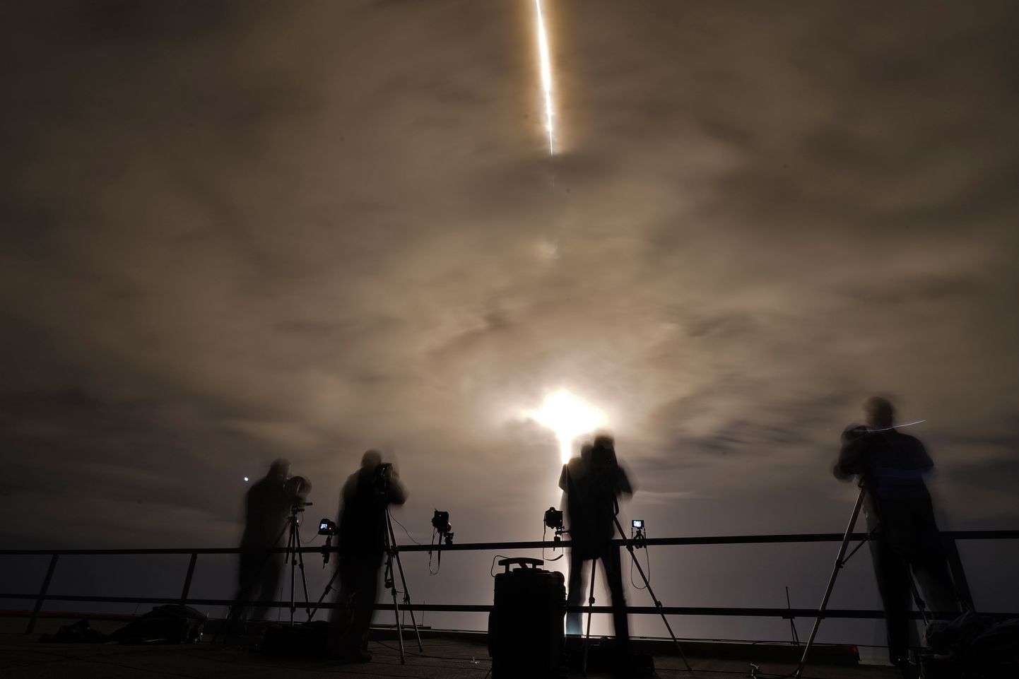 Fotograafid Kennedy kosmosekeskuses SpaceX-i kosmoselaeva starti jäädvustamas.
