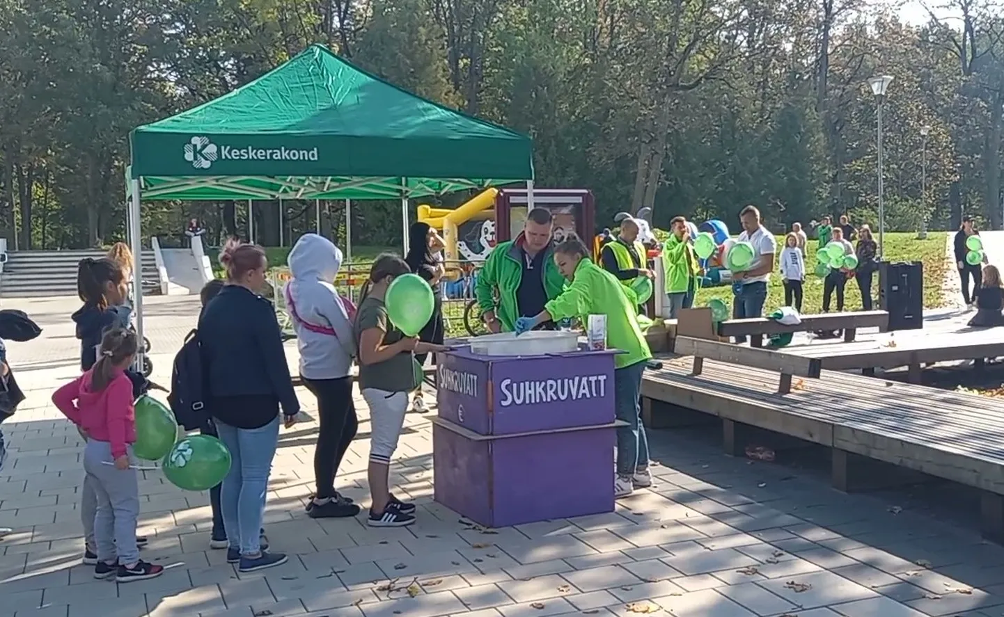 Keskerakonna kampaaniaüritusel, kus jagati muuhulgas ka tasuta suhkruvatti, tekkis konflikt konkureeriva valimisliidu Jõhvikad esindajatega.