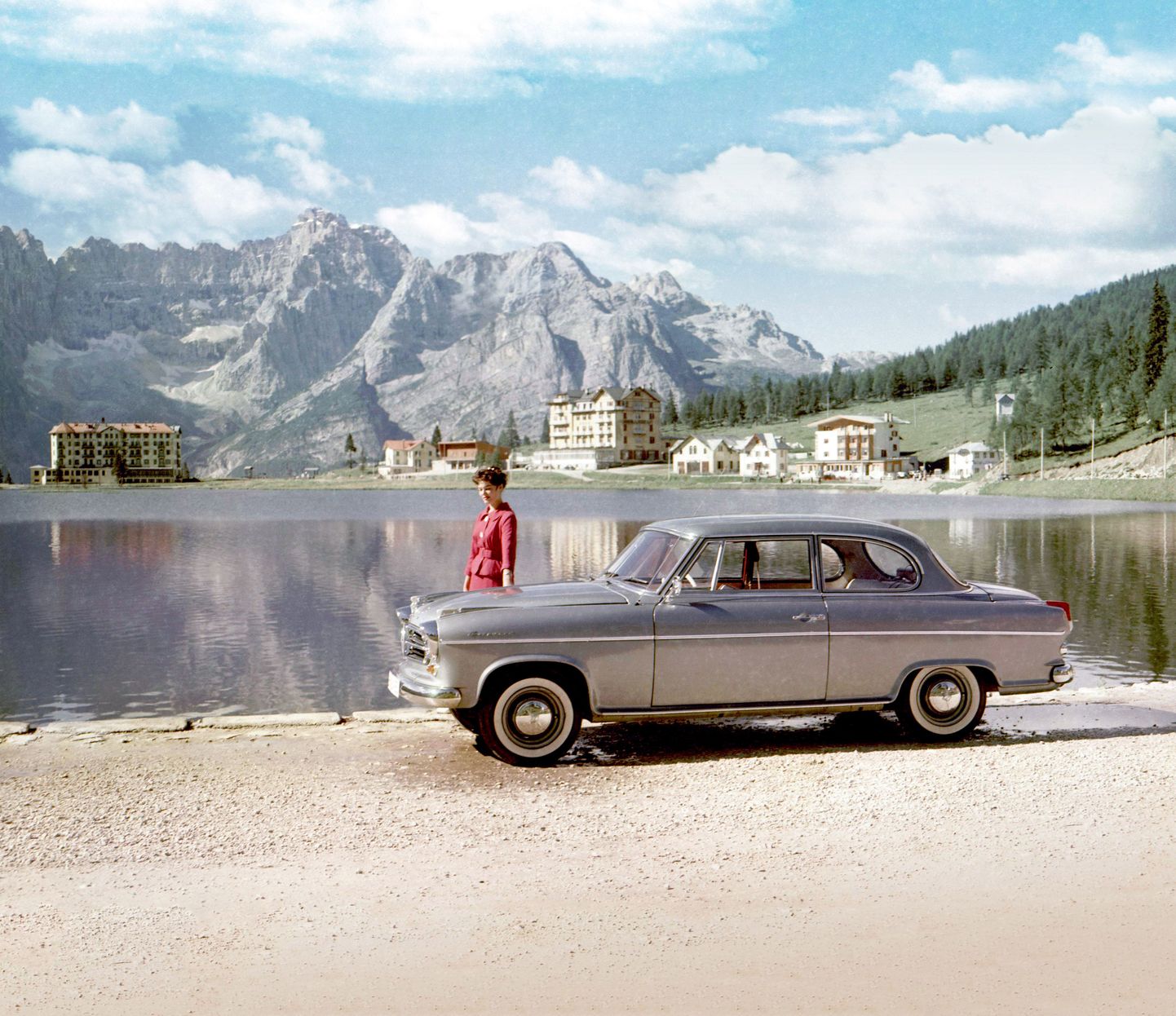 Borgward Isabella tõi 1950ndatel seni askeetlikku pereautode segmenti sportlikkuse, suutlikkuse ja sõidumugavuse. Isabella oli ka populaarseim Borgwardi mudel, seda toodeti 200 000 tükki ja eksporditi suurtes kogustes ka USAsse.