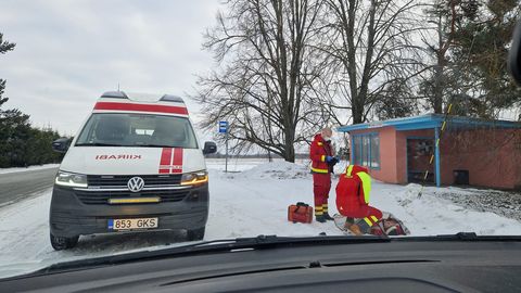 ЖУТКАЯ ГОЛОЛЕДИЦА ⟩ Житель Эстонии так неудачно упал на автобусной остановке, что ему потребовалась скорая помощь