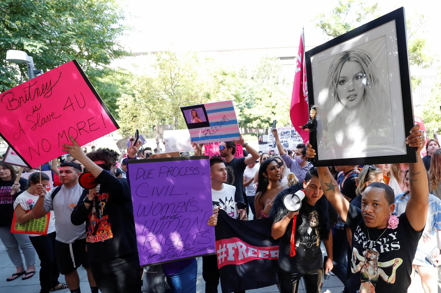 Tuhanded poolehoidjad, kes rõõmustasid Los Angelese kohtumaja ees Britney vabanemise üle