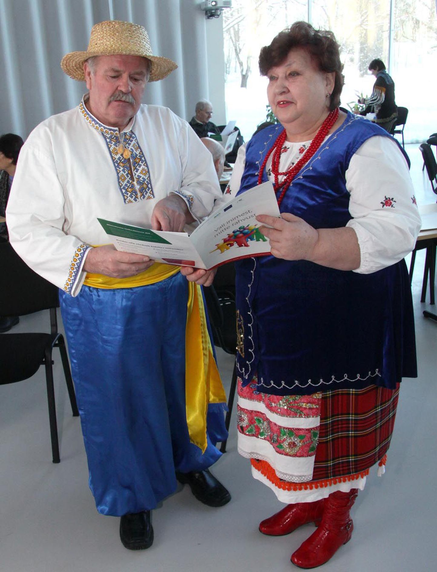 Pärnus tegutseva Ukraina ühingu Vitšizna liikmed Ljudmila Žukovskaja ja Nikolai Žukovski Vinnitsa ja Kiievi kandile iseloomulikes rahvarõivastes. Foto on illustreeriv.