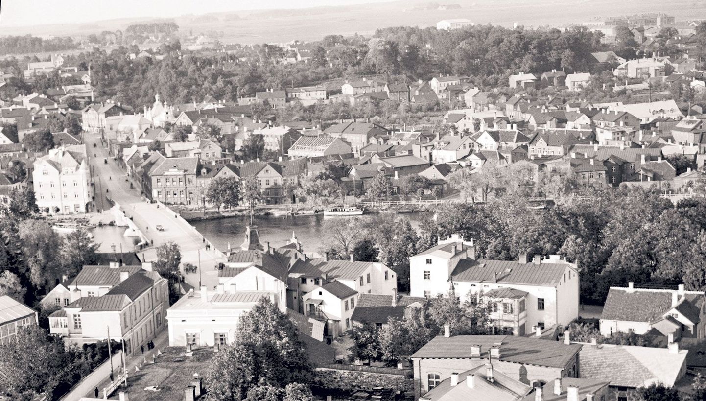 1930. aastate vaade Jaani kiriku tornist Ülejõele ja Vabadussillale, jõel seilavast laevast paistab paremal puude vahelt Väikese tänava ots.